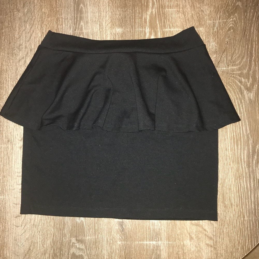 Black ruffle mini skirt Forever 21